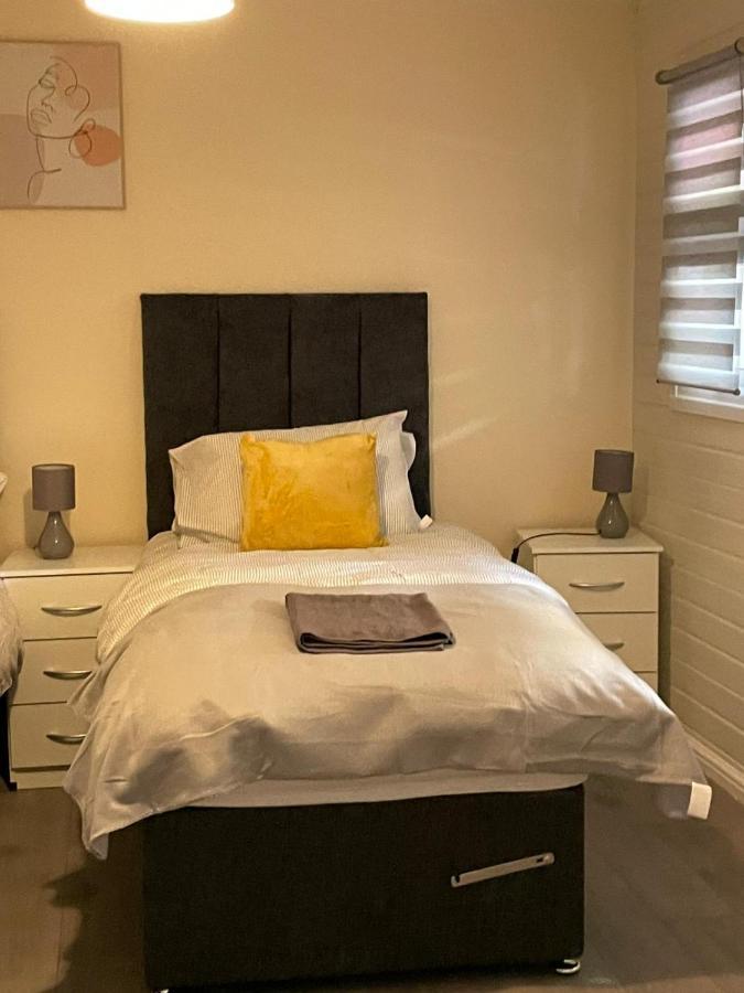 Large, Spacious 3 Bedroom Sleeps 6, Apartment For Contractors And Holidays In Lewisham, Greater London - 1 Free Parking Space & Free Wifi Luaran gambar