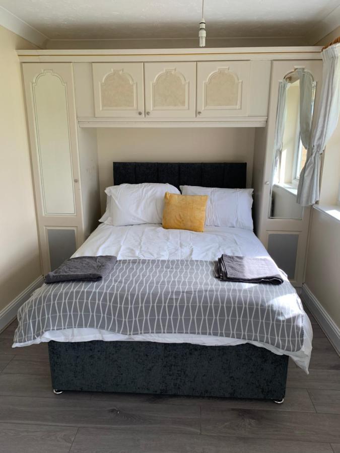 Large, Spacious 3 Bedroom Sleeps 6, Apartment For Contractors And Holidays In Lewisham, Greater London - 1 Free Parking Space & Free Wifi Luaran gambar